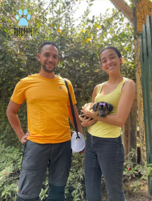 Casal com filhote adotado no abrigo