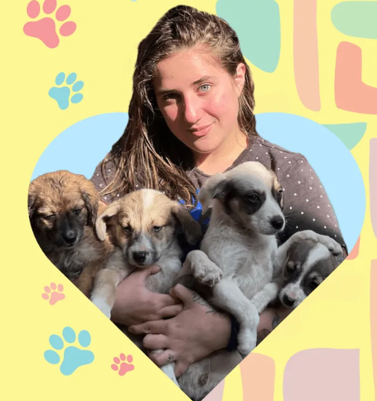 Fundadora do Abrigo Resgaute segurando filhotes em formato de coracao